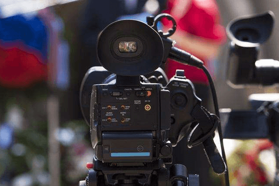 俄罗斯载353人客机起飞时冲出跑道，乘客拍下机翼下方冒火焰浓烟瞬间