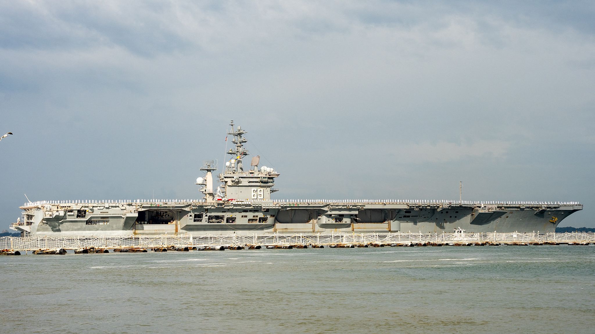 美媒说美方第二艘航空母舰被派往中东